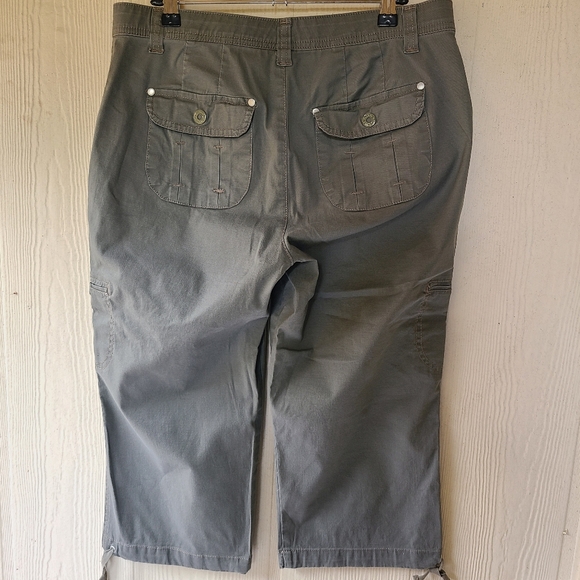 Gloria Vanderbilt Anya Capri Cargo Pants. Sage Green Size 8 - Picture 2 of 14